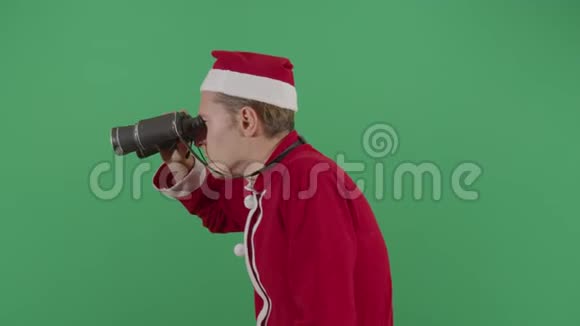 成人圣诞老人寻找望远镜视频的预览图