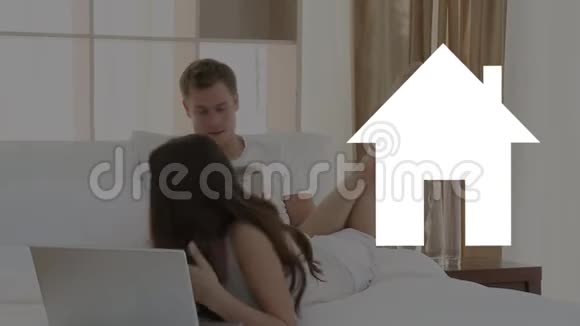 房子形状填充颜色与夫妇在背景视频的预览图