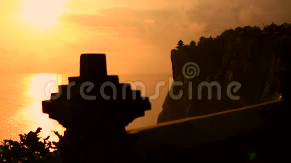 印度尼西亚巴厘普拉卢胡尔乌卢瓦图寺日落视频的预览图