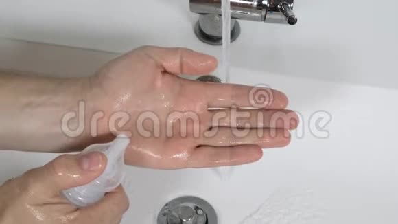 男人用肥皂洗手用清水洗手快关门视频的预览图