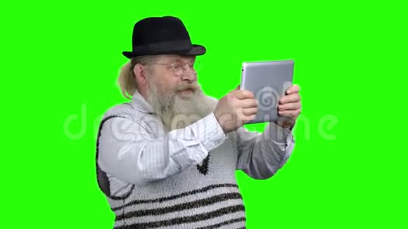 精力充沛的老人玩在线电脑游戏视频的预览图