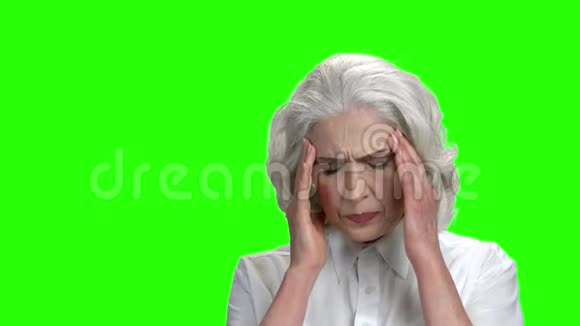 不高兴的老年妇女头痛视频的预览图
