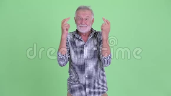 一位蓄着胡须的老人用手指祈祷视频的预览图