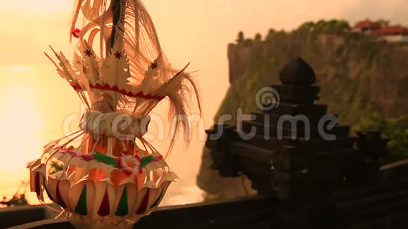 印度尼西亚巴厘日落普拉乌卢瓦图寺的传统Penjor装饰视频的预览图