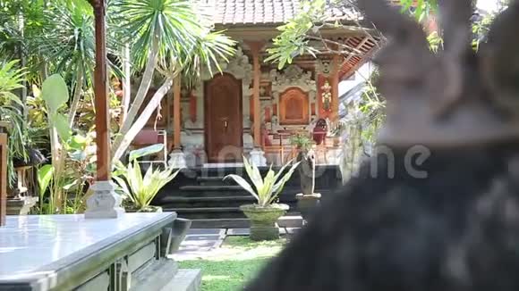 巴厘岛典型的房子门廊上有一把雕刻的椅子乌布德巴厘岛视频的预览图