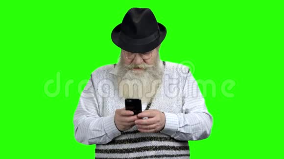 老年人在手机上上网的肖像视频的预览图