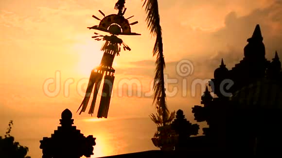 印度尼西亚巴厘日落普拉乌卢瓦图寺的传统Penjor装饰视频的预览图