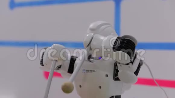机器人播放音乐视频的预览图