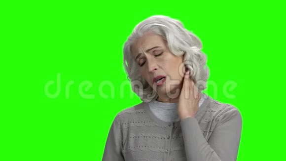 老年灰发妇女颈部疼痛视频的预览图