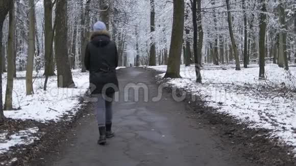 女孩女人在森林里散步公园里多云的春天天气视频的预览图