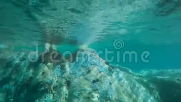 希腊碧海中的海底浮潜视频的预览图