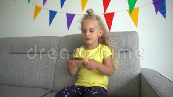 饥饿的漂亮女孩吃一片白面包万向节运动视频的预览图