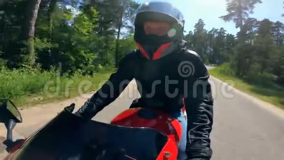 男骑手骑摩托车开得很快视频的预览图