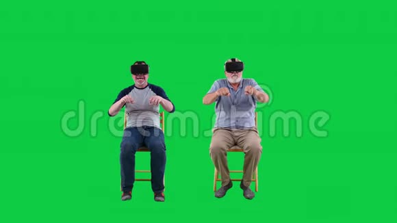 两名白种人成年男子乘坐虚拟现实过山车视频的预览图