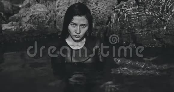 黑白镜头高级时尚女性坐水生活方式的概念拍摄于12位彩色电影摄影机视频的预览图