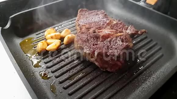 牛肉牛排烧烤慢动作视频的预览图
