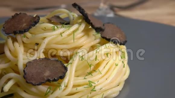 黑松露的切片落在意大利面上视频的预览图