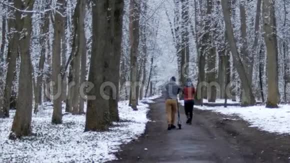 女孩女人男人男孩在森林里散步公园里多云的春天天气视频的预览图
