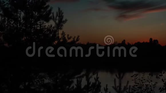 日出在湖泊和森林上的时间流逝视频的预览图