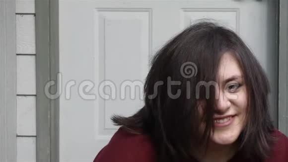 一头棕色的头发被微笑的笑着的女人推开视频的预览图