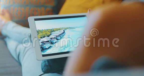 高质量的4k12位镜头人触摸ipad平板电脑屏幕浏览相册图片画廊视频的预览图