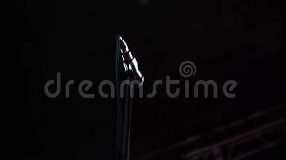舞台台上有一根绳子的银色麦克风孤立的黑色背景视频的预览图