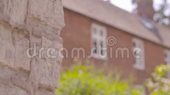 一座红砖砌成的小屋在石墙之外视频的预览图