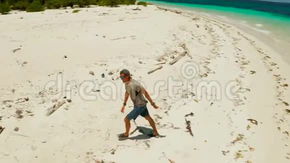 人在度假时在沙滩上奔跑视频的预览图