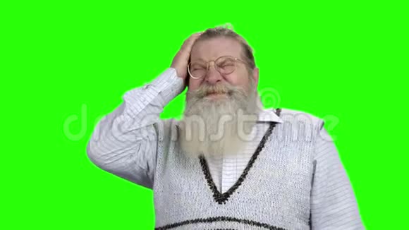 有胡子的老人头痛得厉害视频的预览图