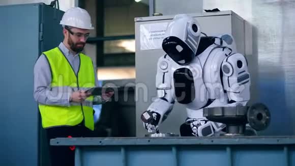 工厂工人正在控制机器人抛光金属视频的预览图