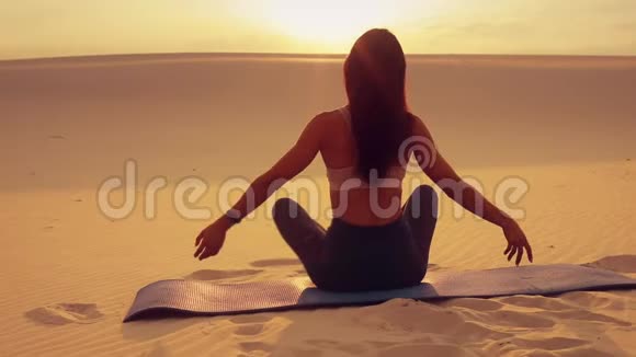 沙漠中的女性冥想瑜伽剪影视频的预览图