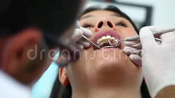 牙医的小女孩视频的预览图