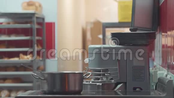 面包师工作场所有一个现代厨房柜台食品搅拌机在桌子上的餐厅面包店烹饪视频的预览图