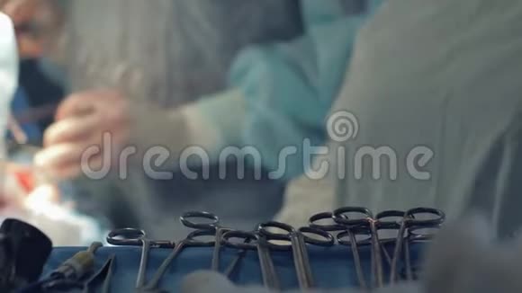 关闭手术工具护士将手术刀交给外科医生的背景模糊医疗队的双手视频的预览图