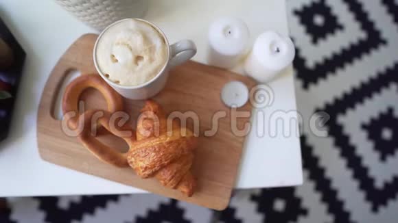 有蜡烛的桌子上有咖啡和新鲜糕点秋季或冬季早晨视频的预览图