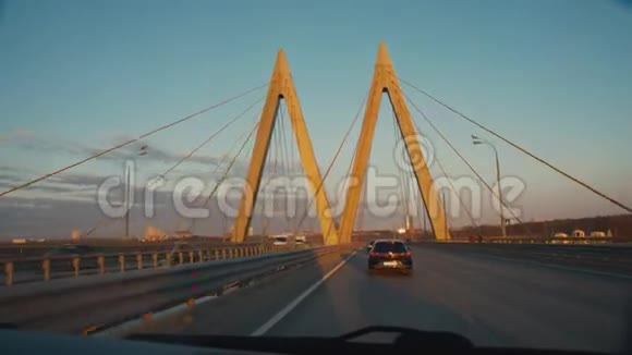 晚上汽车在桥塔下行驶形状为字母M视频的预览图