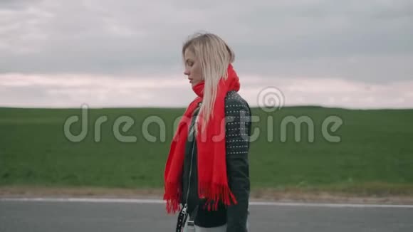 沮丧的金发女人走在路上带着红领巾的孤独女孩视频的预览图