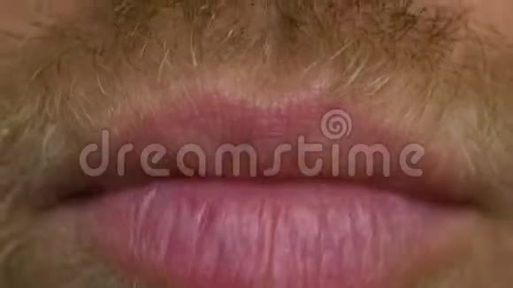 一张男性嘴唇的特写照片视频的预览图