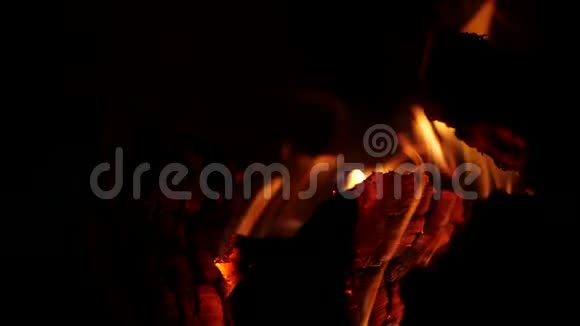 慢动作温暖舒适的燃烧壁炉美丽的热上升火花手稿页在篝火中燃烧视频的预览图