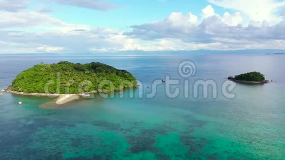美丽的天空和岛屿的海景热带岛屿俯视图有珊瑚礁的绿松石海视频的预览图
