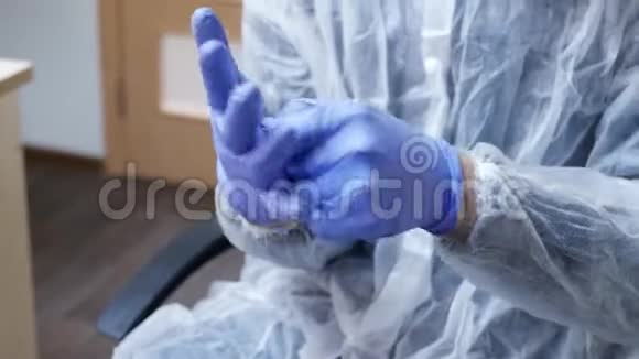 手戴蓝色医用手套视频的预览图