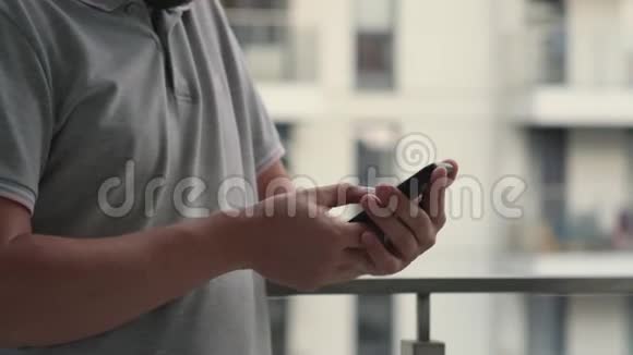 男人正在智能手机屏幕上打字滑动和滚动特写视频的预览图