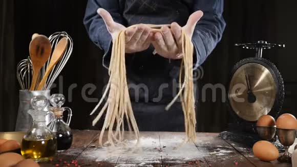意大利美食概念厨师把刚做的意大利面放在木板上厨房用具都是用半木制的视频的预览图