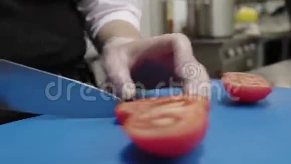 在餐馆里切西红柿同时准备一份希腊沙拉视频的预览图