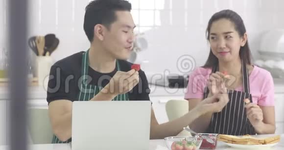 在厨房吃草莓的夫妇视频的预览图