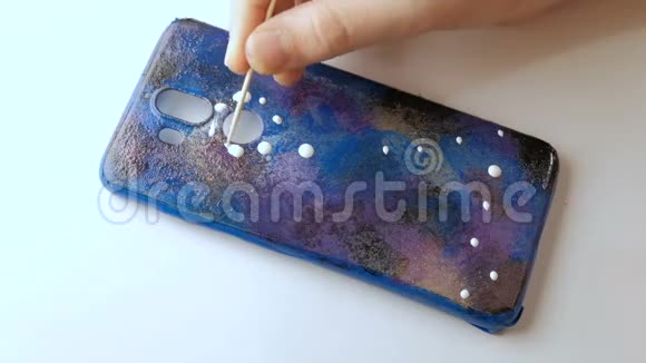 少年的手在星空的背景上画一个生肖DIY手工制作的手机壳视频的预览图