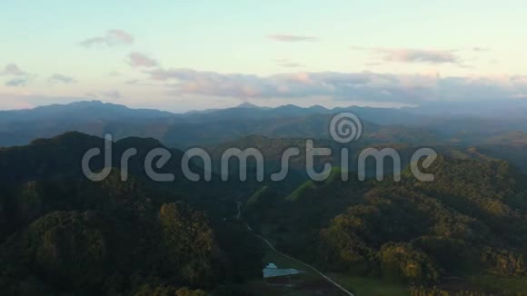 日出清晨的山景从上面看视频的预览图