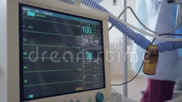 手术室麻醉病人生命体征监测心电图监测显示人心率视频的预览图