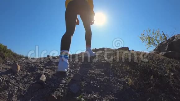 徒步旅行者女人到山顶的动作非常缓慢享受并举手视频的预览图