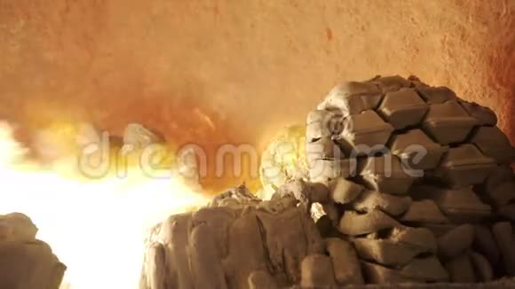 装有金属的铸铝炉炽热的火焰在燃烧液体在融化黄色热液态金属视频的预览图